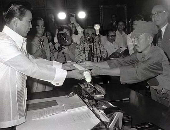 Ông Onoda trao kiếm đầu hàng tổng thống Philippines năm 1974