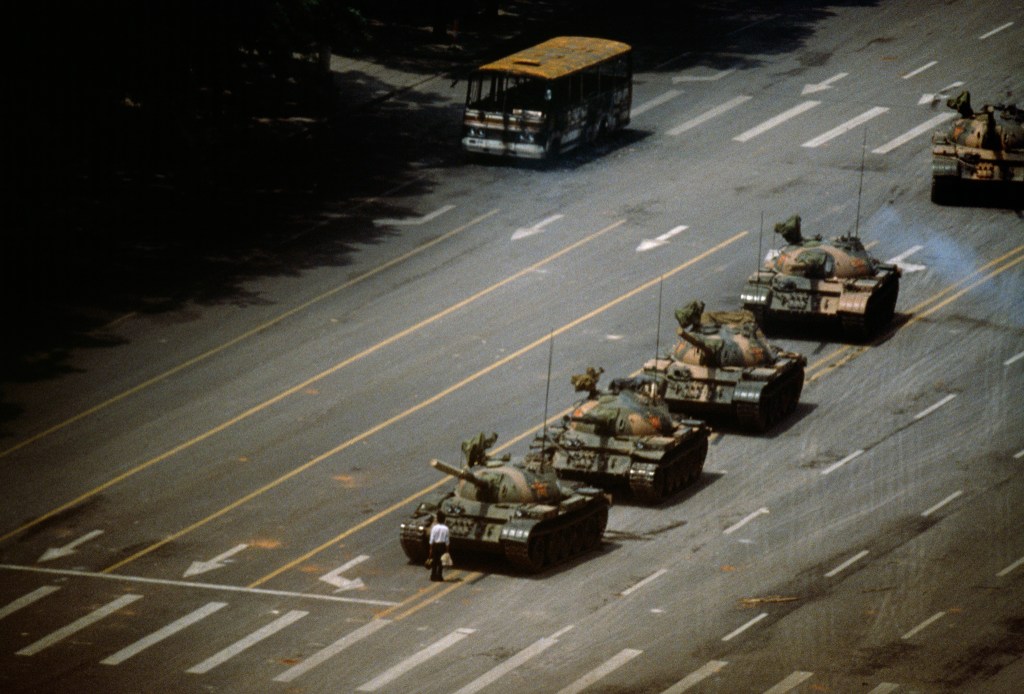 Tank man trên Thiên An Môn, biểu tượng của thế kỷ XX