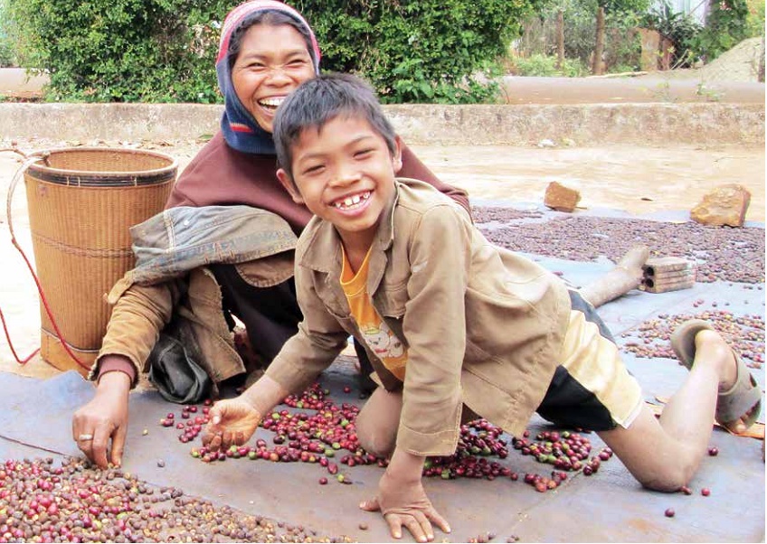 chị H'Kinie cùng con trai lớp 4 bên cạnh hạt cà phê lép mới đi mót về